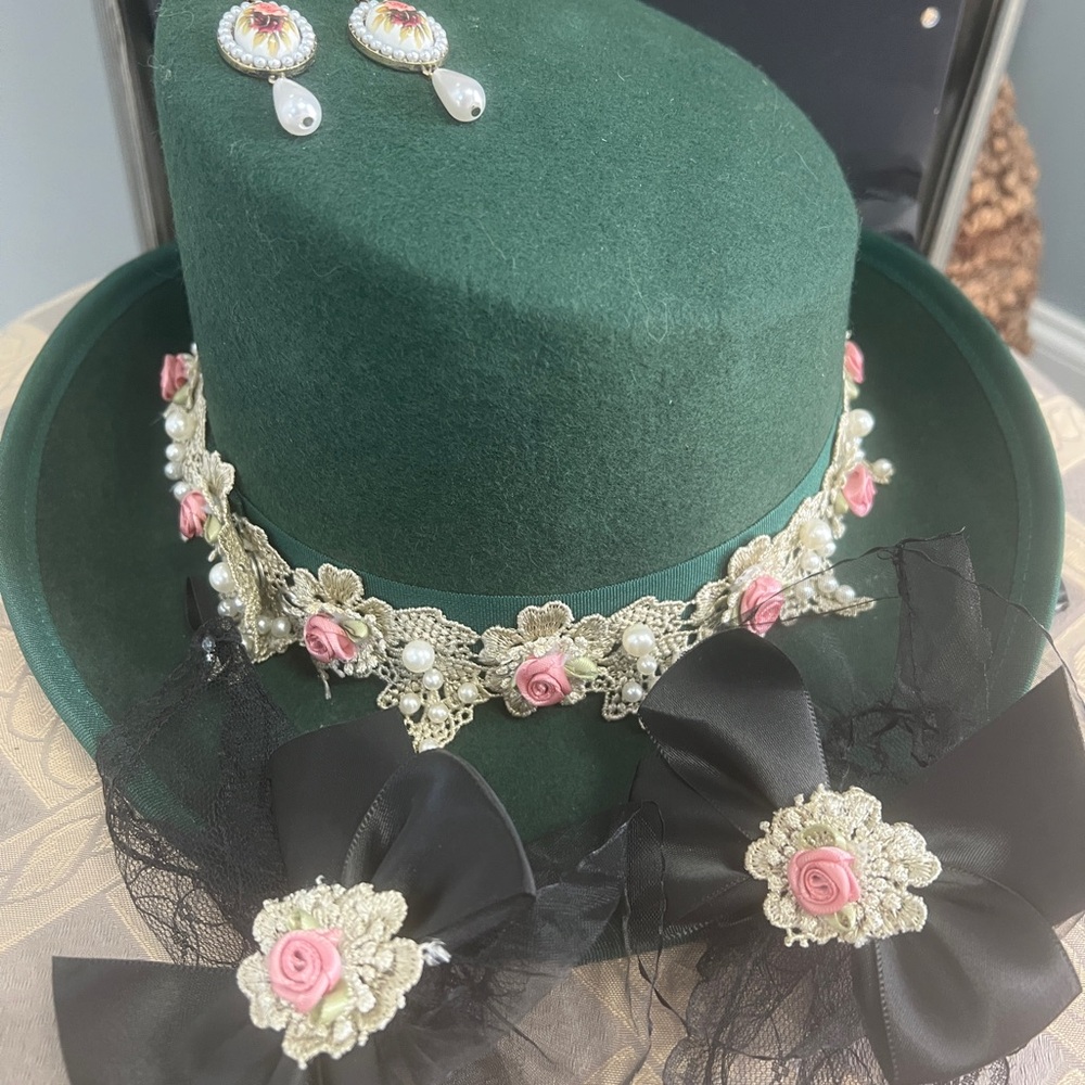 Top Hat assimetrical with matching gloves and earrings